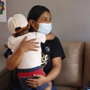 Adriana dejó de trabajar para dedicarse a su hijo. También debe ser su maestra, pues él no  puede ir a la escuela.