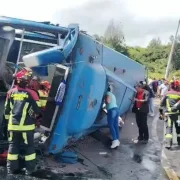 Un bus de transporte urbano se volcó en la calle Leónidas Dubles y E8B, en el sur de Quito.