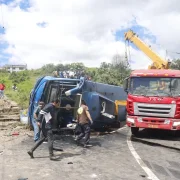 Bus de transporte urbano quedó volcado tras el siniestro registrado en Caupicho, sur de Quito.