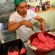 Luis Banda es el heredero de un negocio con más de cien años de sabor: Colaciones Cruz Verde, en Quito.