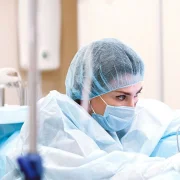 Referencial. Corte Nacional ratifica condena en Quito: mujer sin título causó muerte en cirugía estética 2020 por fallas médicas.