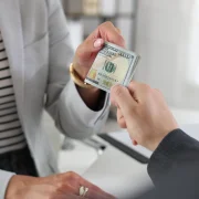 Referencial. Entrega de dinero refleja el pago del décimo cuarto sueldo en Quito en 2026
