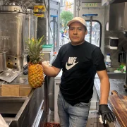 César Pérez, migrante ecuatoriano que ocupa un 'food truck' en EE. UU.