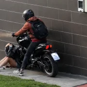 Momento en que delincuentes en motocicleta interceptan a mujer en Quito Tenis, le roban pertenencias y la embisten durante violento asalto registrado.