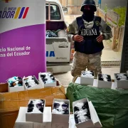 Las 2.221 gafas fueron encontradas en tres cartones durante un control en el peaje de Aloag.