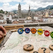 Imagen referencial sobre las fichas de las organizaciones políticas para terciar por la alcaldía de Quito.