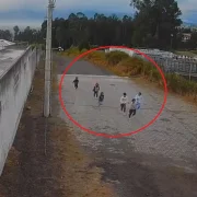 Una cámara grabó cómo escaparon tres menores del centro de protección.