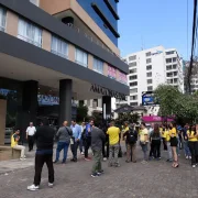 Policía evacúa el edificio Amazonas Parc tras irrupción de hombres armados en Quito.
