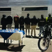 La Policía allanó viviendas en los sectores de Carcelén, La Comuna y Pomasqui. Allí se encontraron granadas, armas y droga.