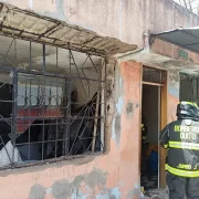 Bomberos de Quito atendieron la emergencia tras una deflagración por acumulación de gas que dejó un adulto mayor con quemaduras leves