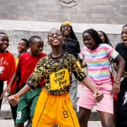 Los Triplets Ghetto Kids bailaron frente al monumento Mitad del Mundo en Quito, durante la grabación de su nuevo videoclip con ritmo africano.