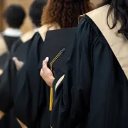 Jóvenes y adultos podrán culminar el bachillerato mediante Quito Vuelve al Aula, una modalidad virtual con horarios flexibles e inscripciones abiertas.