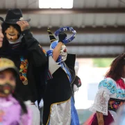 Los danzantes ultiman detalles de sus trajes y movimientos antes del encuentro cultural más esperado del valle, la Gran Toma Cultural.