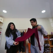 Emprender. Natalie y Dennis Díaz transformaron el oficio familiar del tejido en Runawana, una marca que fusiona diseño e identidad quiteña.