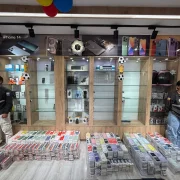 La Policía Nacional incautó 2.360 accesorios para celulares con presuntas marcas falsificadas durante un operativo en un local de La Mariscal, en Quito.