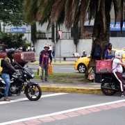 Autoridades municipales y empresas de delivery trabajan en protocolos de seguridad para proteger a más de 10.000 repartidores en Quito.