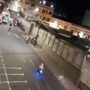 Las carreras clandestinas de motocicletas reaparecieron en el Centro Histórico de Quito, donde moradores exigen controles permanentes y sanciones para los responsables.