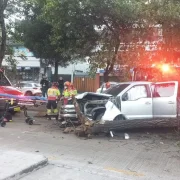 La camioneta se impactó contra un árbol en las avenidas El Inca y Miguel Arévalo, en el norte de Quito.