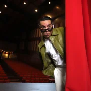 El teatro fue el primer escenario de Álex mucho antes de conquistar las redes sociales.