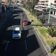Leonardo Tituaña hace trabajo de campo; con su celular monitorea y confirma el número de vehículos que circulan por hora en la 6 de Diciembre y El Inca, en Quito.