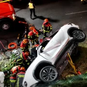 Un vehículo habría caído hacia la avenida Mariscal Sucre, en Quito. El siniestro dejó tres fallecidos y ocho heridos, según Bomberos.