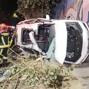 Un vehículo con 11 ocupantes cayó hacia la avenida Mariscal Sucre, en el sector de El Condado.