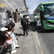 Situación. La escasa frecuencia de buses obliga a cientos de pasajeros a esperar varias unidades antes de encontrar espacio para viajar hacia Quito.