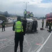 El accidente de tránsito en la Ruta Viva involucró a un camión, el cual se volcó cuando circulaba en sentido Quito - valle.
