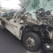La cabina de la plataforma quedó totalmente destrozada tras el accidente entre una volqueta y una plataforma en Tambillo.