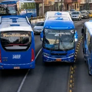 La imprudente maniobra ocurrió en las avenidas América y Mariana de Jesús y quedó registrada en un video difundido en redes sociales.