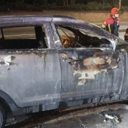 El Cuerpo de Bomberos de Quito llegó para sofocar el incendio del vehículo, en Puembo.