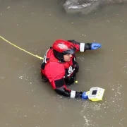 El Cuerpo de Bomberos de Quito mantiene la búsqueda de Lizeth Bunshi, en el Río Machángara.