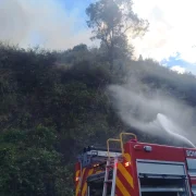 Bomberos atienden incendio en Conocoto y cierran la avenida Camilo Ponce Enríquez en ambos sentidos