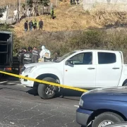 Policía Nacional acordonó la avenida Simón Bolívar tras el hallazgo del cuerpo. La investigación busca identificar a la víctima y esclarecer el crimen.