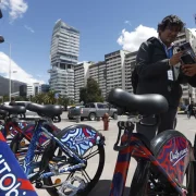 Servicio. Las personas pueden acercarse a las estaciones desde las 06:00 hasta las 20:00 y podrán usar las bicicleas durante una hora.