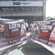 Los familiares y amigos de Lizeth Bunshi hicieron un plantón en la Fiscalía para pedir que se mantenga la búsqueda de la joven.