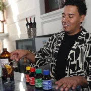 Carlos Roldán muestra los preparados con puntas, a los que nombró como algunos aceites que se venden en mercados como amansa guapos, etc.