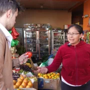 En la tienda de Margarita Janilema, en Chimbacalle, sur de Quito, hay variedad de frutas, azúcar, arroz, carnes, etc.