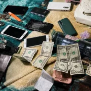 Durante la inspección, las autoridades hallaron celulares, dinero en efectivo y otros indicios que ahora forman parte de la investigación.