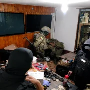 Militares encontraron un supuesto centro de monitoreo, dinero, droga y contrabando durante un operativo en un night club del norte de Quito.