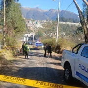La Policía Nacional acordonó una zona boscosa de Miravalle, en Quito, donde fue hallado un hombre sin vida con una aparente herida de bala.