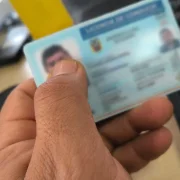 Decenas de ciudadanos pasan la noche en la ANT de Quito para renovar su licencia, mientras la entidad recomienda acudir a la agencia Occidental.