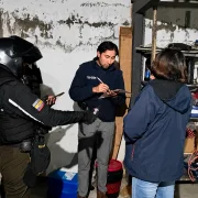 La UBA identificó a la presunta responsable del envenenamiento de cuatro perros y un gato tras revisar videos y recopilar testimonios vecinales.