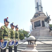 En el marco del 10 de agosto, las Fuerzas Armadas del Ecuador rindieron tributo a los próceres de la gesta libertaria al pie del Monumento a la Independencia, en la Plaza Grande.