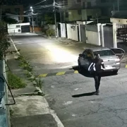La víctima viajaba junto con varios amigos cuando el vehículo en el que se movilizaba chocó con el automóvil ocupado por los dos policías.