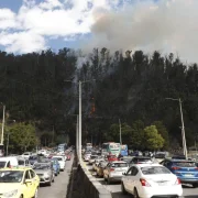 El incendio se registra en la avenida Velasco Ibarra y la autopista General Rumiñahui.