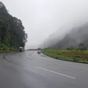 Según la Prefectura de Pichincha, la situación afecta a varios tramos que ya fueron fresados de la vía Mitad del Mundo-Río Blanco.