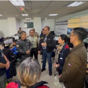 El ministro del Interior, John Reimberg, mantuvo una reunión con Carolina Andrade, secretaria de Seguridad de Quito, en el ECU 911.