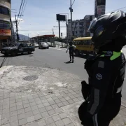 Agentes de tránsito se ubican en distintos puntos para controlar que se cumpla con la restricción vehicular del Pico y placa.