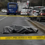 La Policía acordonó la avenida Simón Bolívar para recoger indicios tras hallar a un hombre muerto con varios impactos de bala.